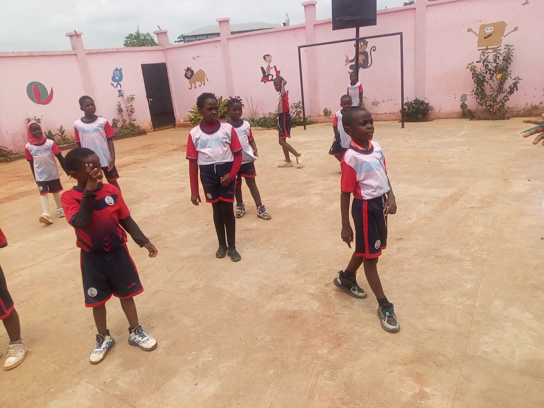 Équipe de football de l'école posant avec leur entraîneure