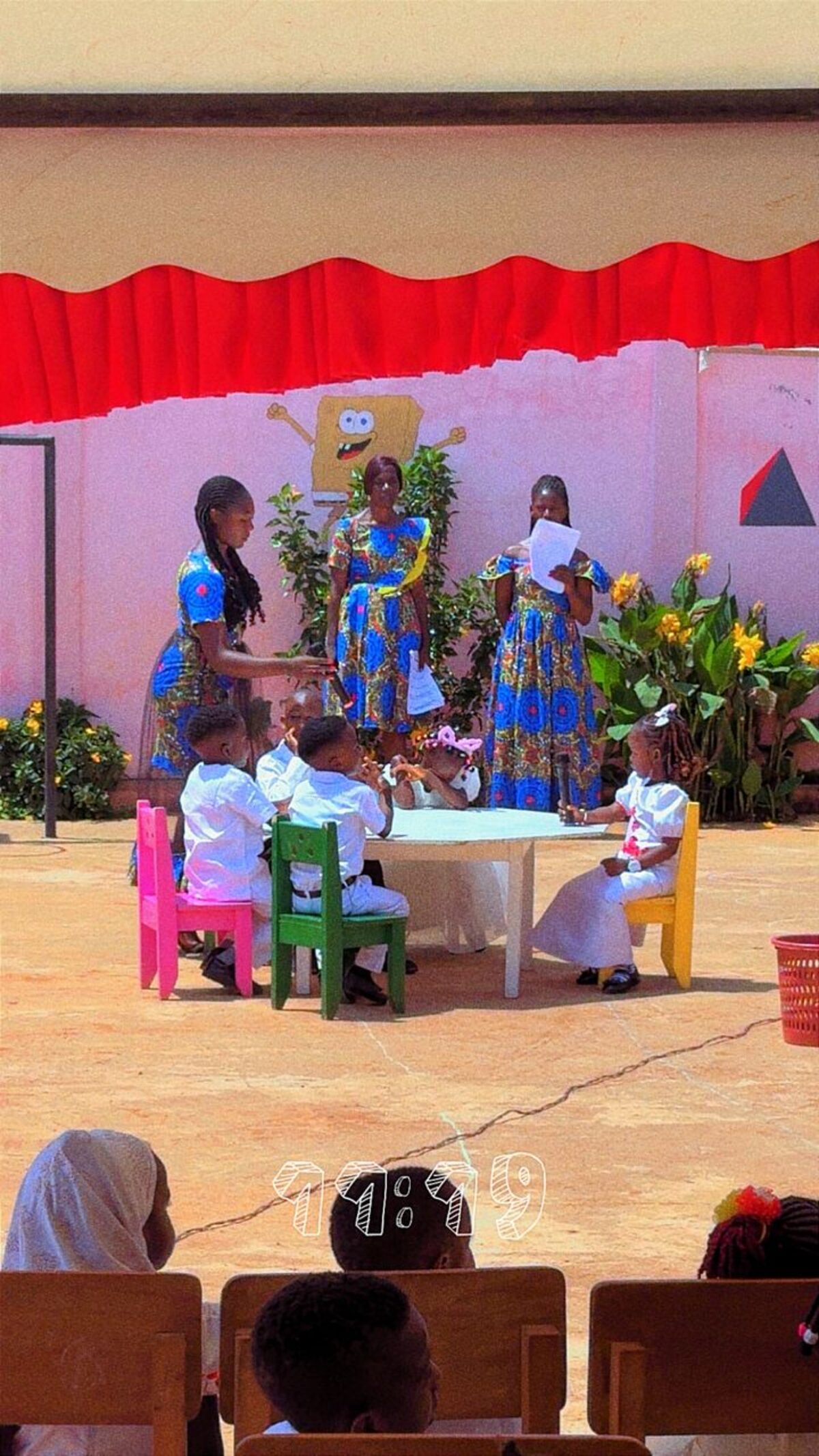 Spectacle culturel sur la scène de l'école
